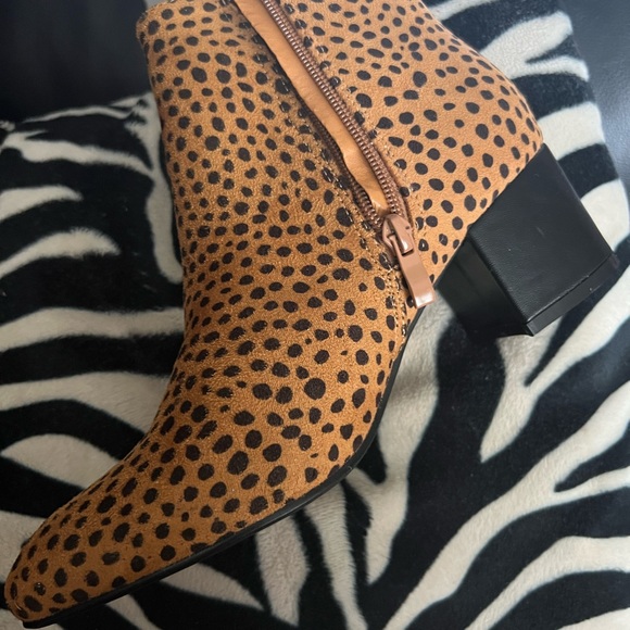 Beautiful brown leopard booties - Picture 2 of 2